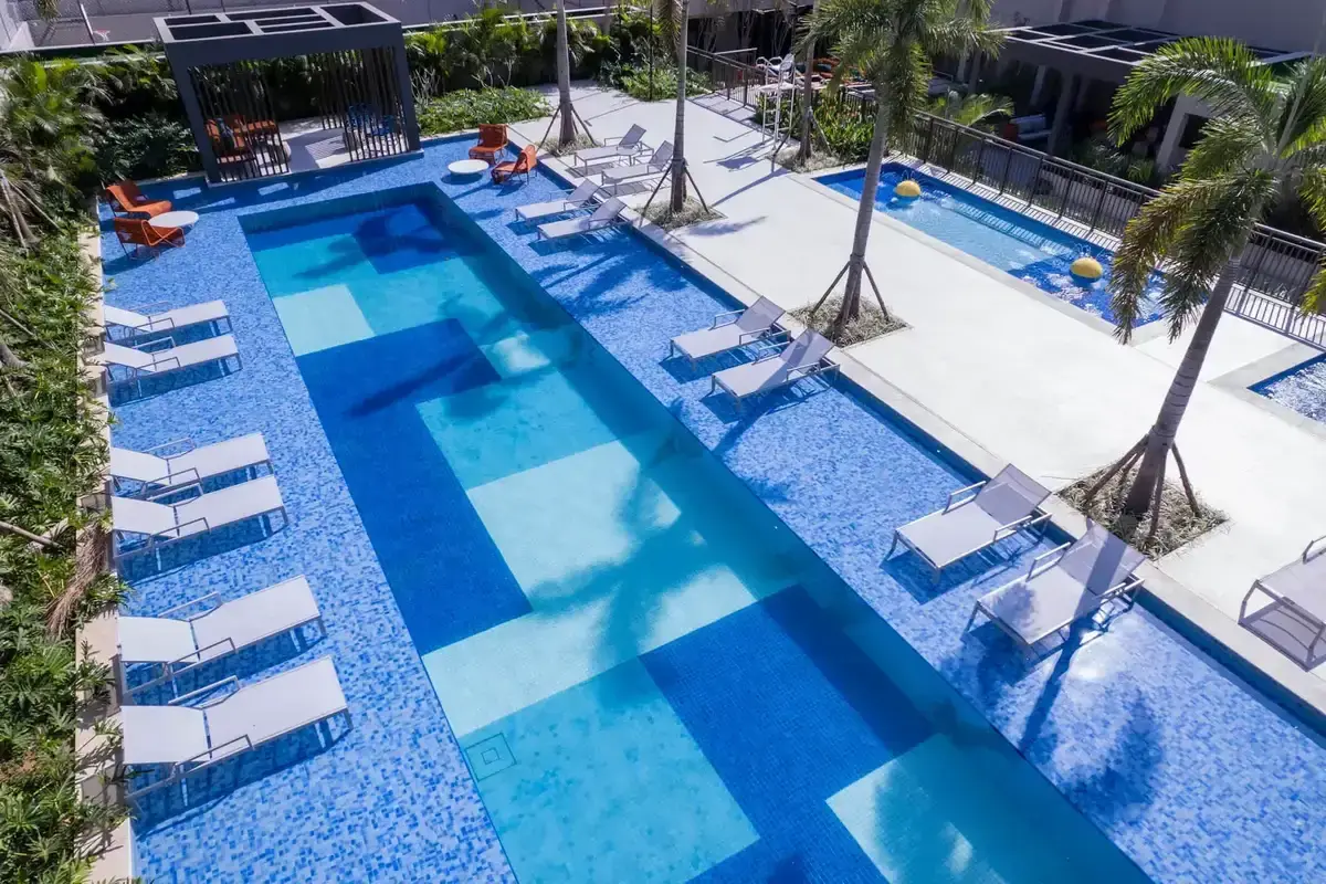 Piscina Climatizada de 25M e Deck Molhado