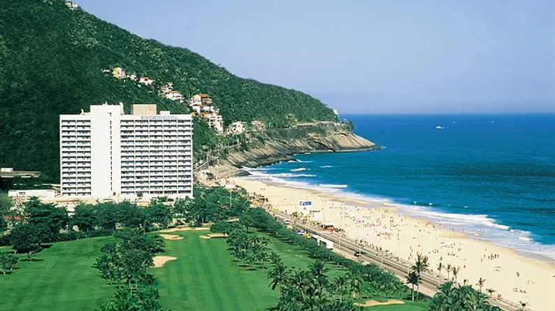 Edifício do antigo Hotel Intercontinental, de frente para a praia de São Conrado, no Rio de Janeiro