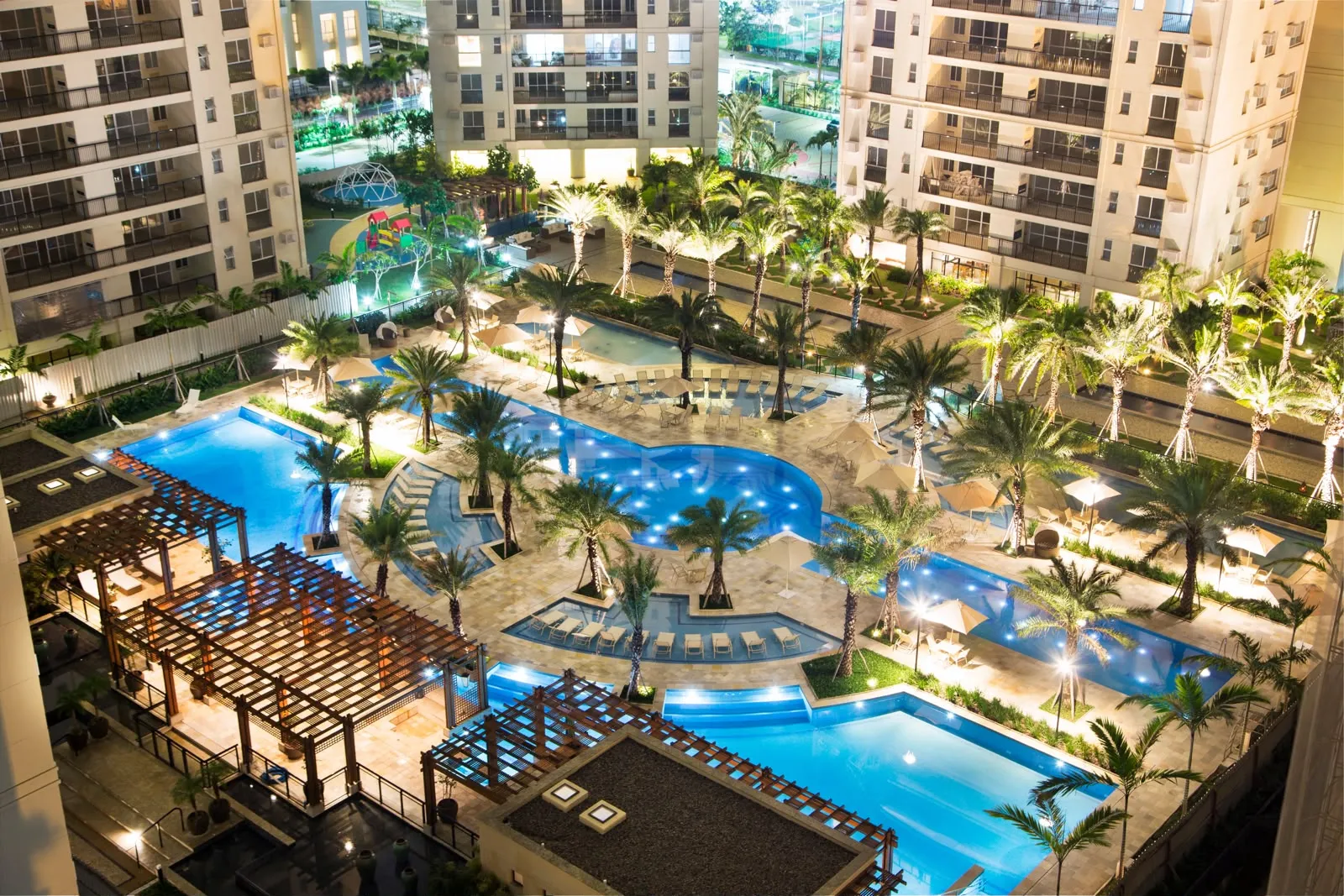 Piscina · iluminação noturna
