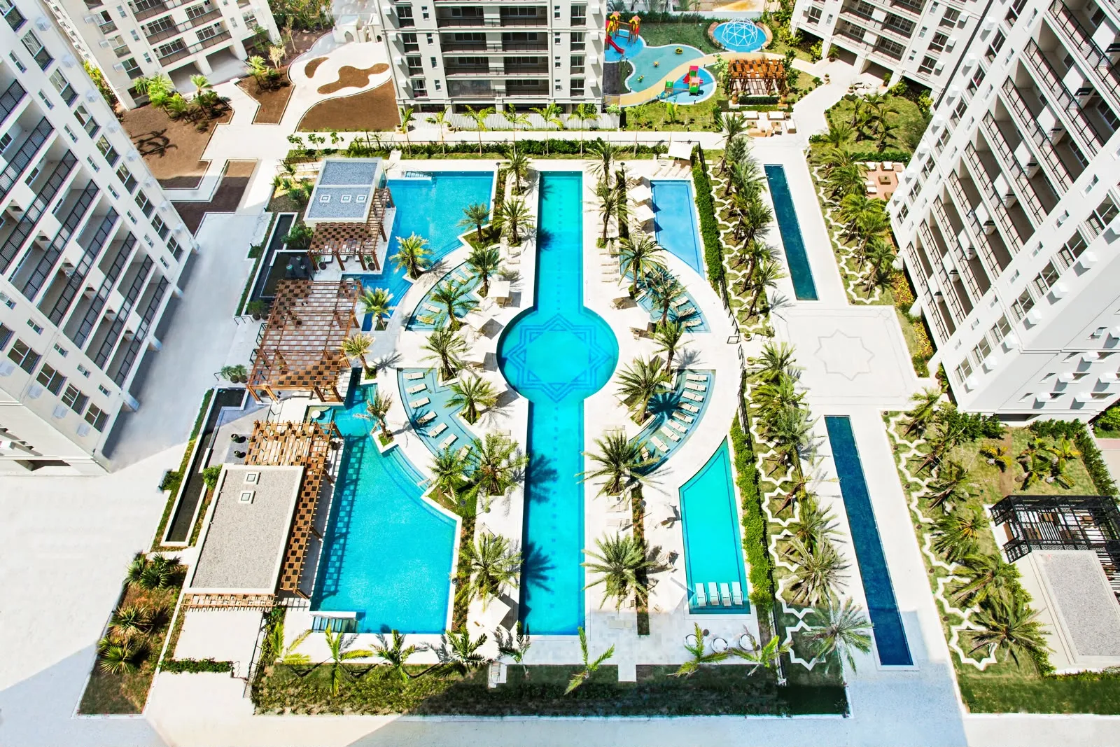 Piscina com raia de 50m · área de lazer Majestic