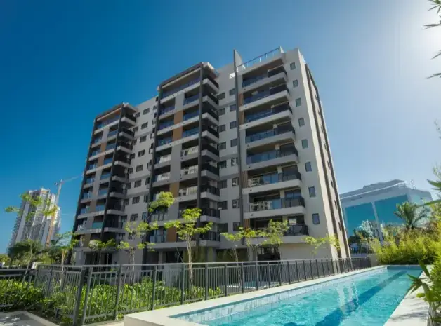 Fachada com piscina recreativa