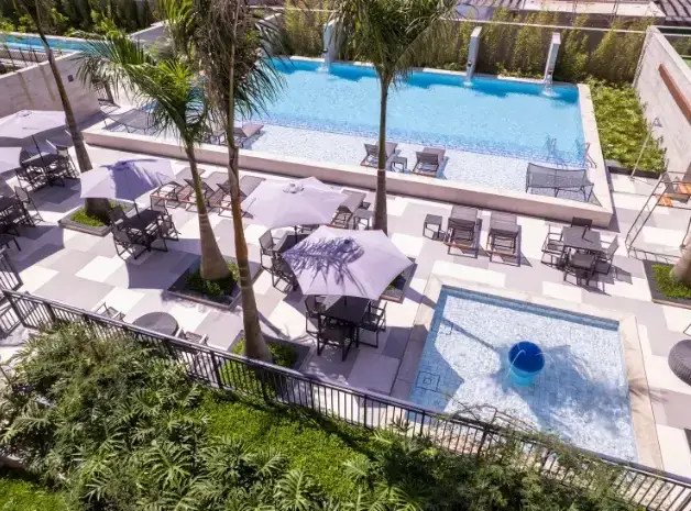 Piscina recreativa, infantil e solarium