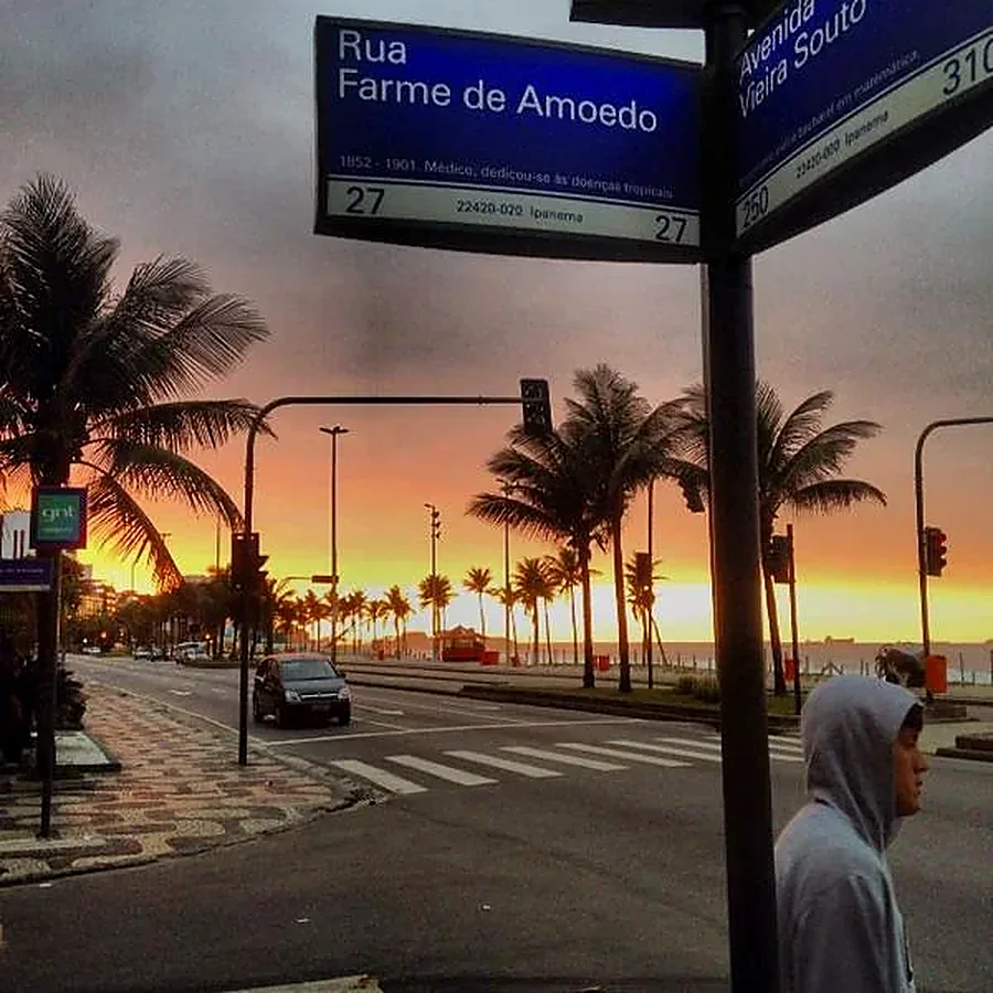 Farme de Amoedo, esquina com a Av. Vieira Souto, ao entardecer